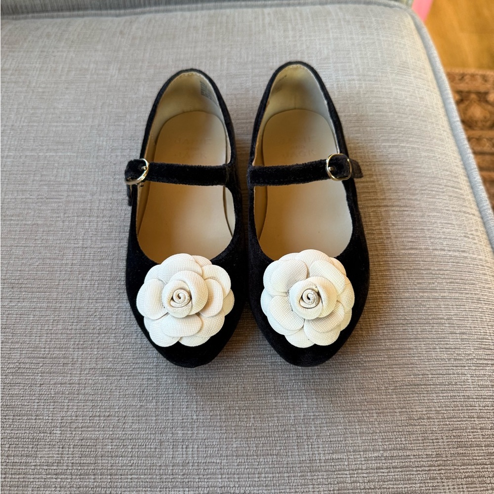 Janie and Jack Black Dress Shoes with Cream Floral Accent ! Excellent condition